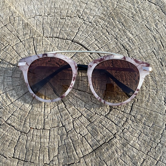 Women’s Sunglasses - Picture 4 of 4